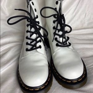 White dr martens combat boots doc marten on trend